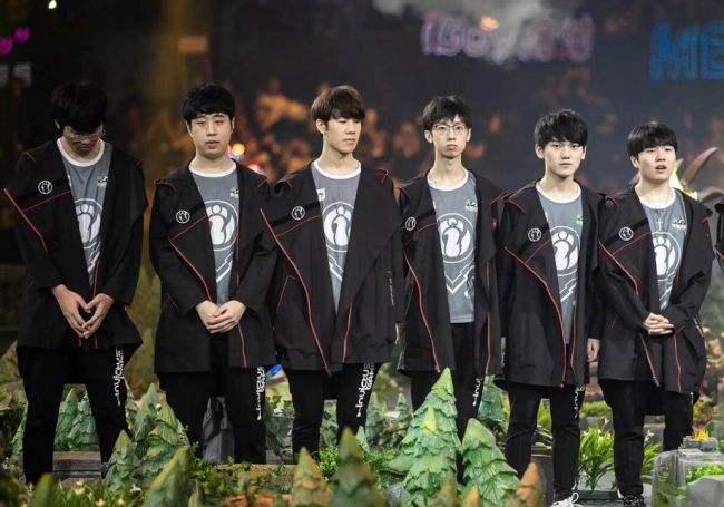 的目光聚焦