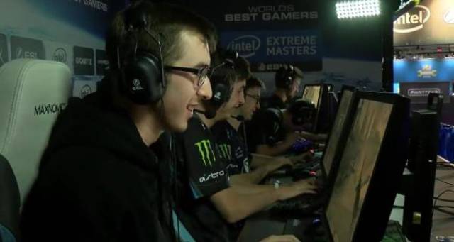 万人空巷 万人空巷